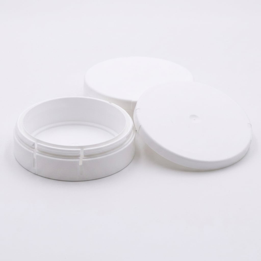 ISO 8317 certified child-resistant snus cans in black and white